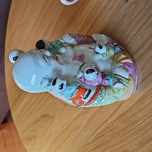 Vintage Chinese Porcelain Laughing Buddha Figure with 5 Children - Picture 3 of 4